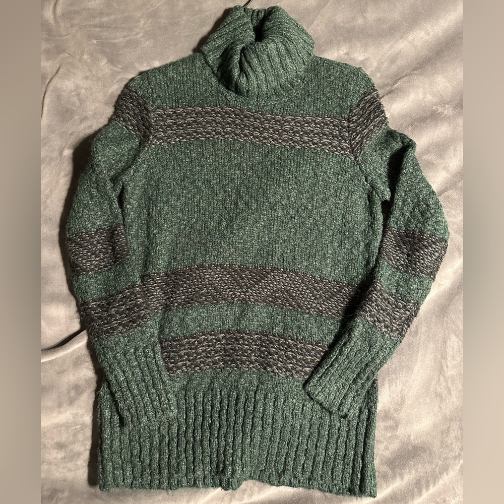 Universal thread turtle neck sweater